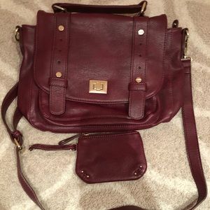 Sole Society Medium Presley Messenger in Burgundy